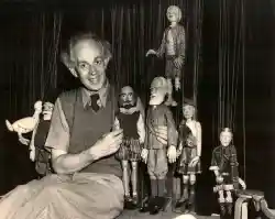 Marionetas representando a Shakespeare, Freud, y otras celebridades, foto en blanco y negro