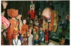 Marionetas cuelgan en un estudio, foto antigua a color, años 70