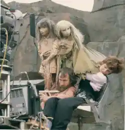 Jim Henson ejerciendo su maestría manejando al perdonaje de Jen, 'Cristal Oscuro'