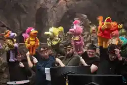 Varios operarios trabajan en el set de 'Fraggle Rock, Back To The Rock