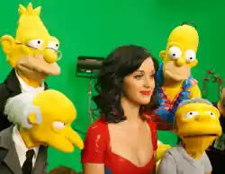 Katy Perry posa con las marionetas de Sr. Burns, Moe, HOmer, y Abraham Simpson
