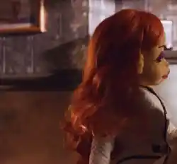 Escena cómica donde dos marionetas se muestran... cariñosas